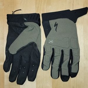 Brand new men's medium mtn spinning gloves